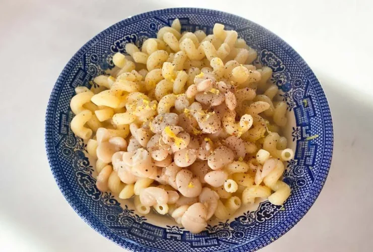 cozinhar seu macarrão com sobras de caldo de feijão