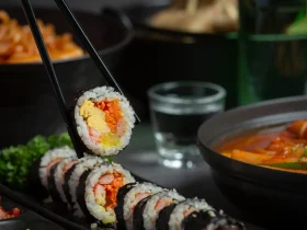 Comer macarrão com arroz e feijão o Pizza de Sushi, os piores crimes gastronômicos dos brasileros