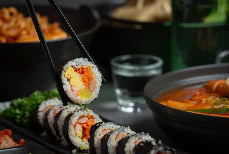 Comer macarrão com arroz e feijão o Pizza de Sushi, os piores crimes gastronômicos dos brasileros
