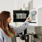 Principais benefícios de ter um micro-ondas em casa